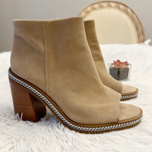 Vince Camuto Bitnny Tan Suede Chain Peep Toe Ankle Heel Bootie women size 8.5 - Picture 3 of 8
